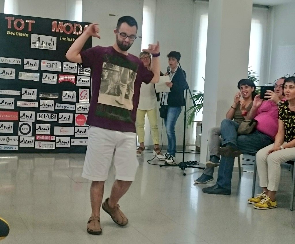 GabrielFerDiaz's tweet photo. Avui #Oulet i #TotModa: desfilada inclusiva d'@AndiDownSbd. Excel·lent activitat q ens demostra una vegada més q tots/es tenim #capacitats. https://t.co/pK3Ukh0TYC