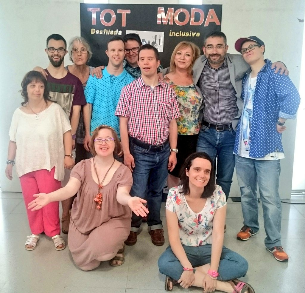 GabrielFerDiaz's tweet photo. Avui #Oulet i #TotModa: desfilada inclusiva d'@AndiDownSbd. Excel·lent activitat q ens demostra una vegada més q tots/es tenim #capacitats. https://t.co/pK3Ukh0TYC