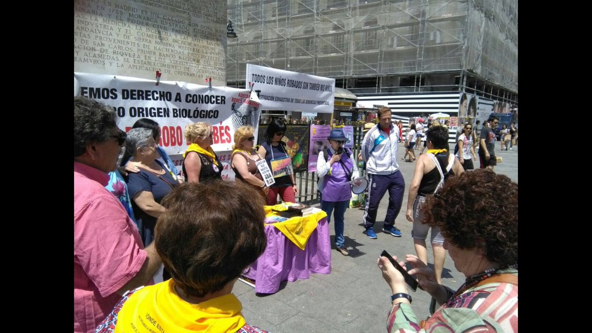 JDCarracedo's tweet photo. Concentración mensual para pedir soluciones #BebesRobados: 
1-Fiscalía especializada, 
2-unidad policial específica y 
3- #BancoADN gratuito https://t.co/hMzecXRhSE