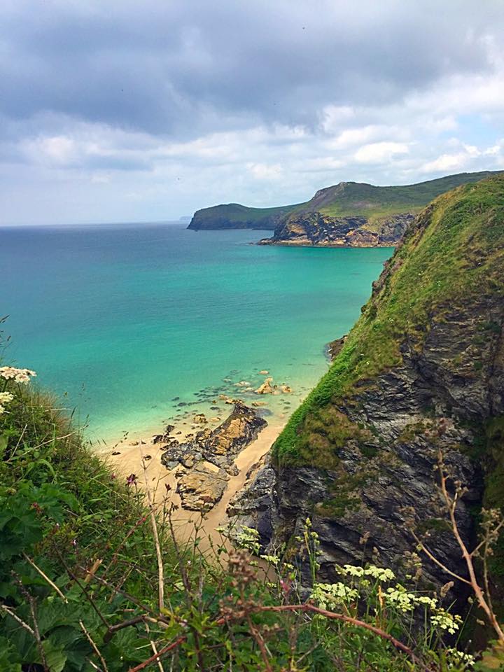 Lundynant's tweet photo. This is breathtakingly beautiful. Only a 5 minute walk from us too!! #Lundynant #SWCoastpath #cornwall #polzeath #Views https://t.co/6gCsogyD09