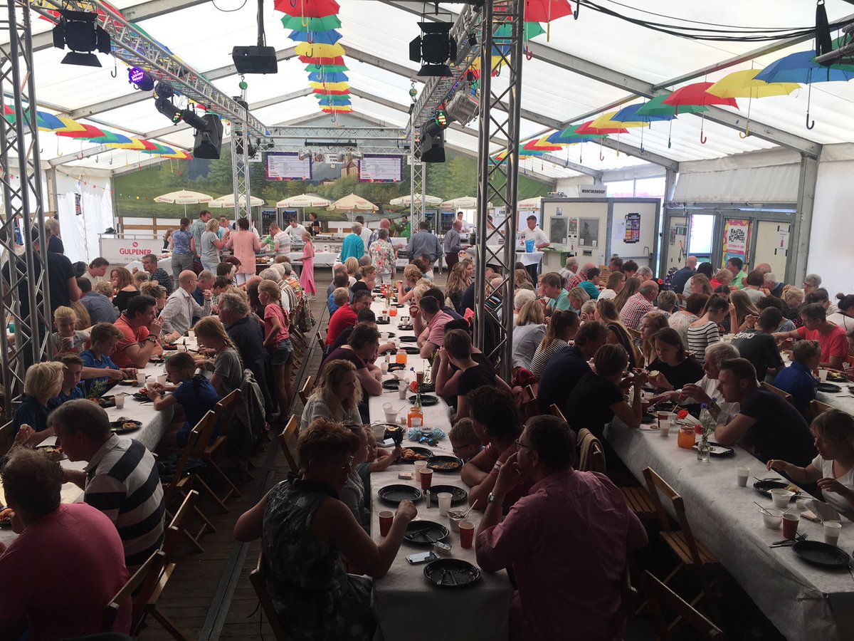 Met 200 man langs het heerlijke buffet van onze sponsoren. De Patelbrunch was weer oer-gezellig! #pareldagen #vasse