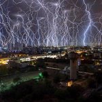 インドで降った雷の一連を合成してみたら!？グレートマジンガーが大暴れしてそうな写真になったw