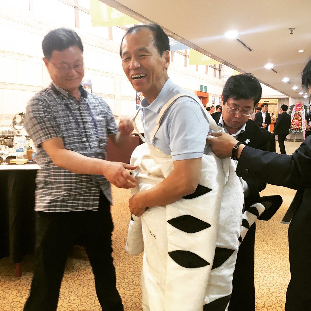 NkcisevolN's tweet photo. พอรู้ว่าคุณลุงคือมาสคอตเสือที่เอ็กโซเล่นด้วย ฉันก็รู้สึกสบายใจ 😁 https://t.co/6f4cfig2gD