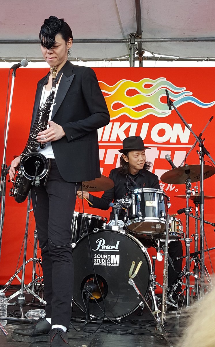 tomo_moon_moon's tweet photo. LOST NAMEかっこよかった‼‼‼
素敵だ‼
ゲストボーカルのYOSHIYAさんも渋くて甘くてかっこよかった‼
LOST NAMEは次のライブ、きまったら、また、行きたい👊
お肉もビールもおいしくて、最高の1日でした。
#LOSTNAME #ニクオン https://t.co/CXTqDdd5yu