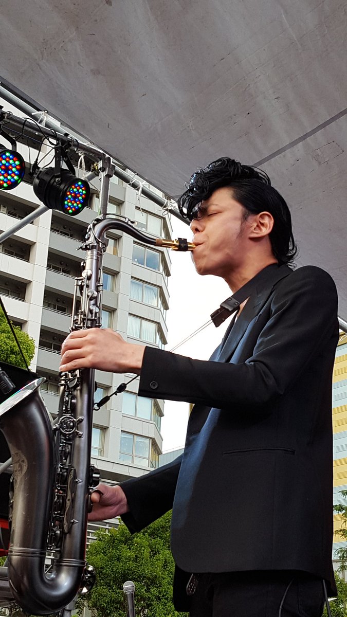 tomo_moon_moon's tweet photo. LOST NAMEかっこよかった‼‼‼
素敵だ‼
ゲストボーカルのYOSHIYAさんも渋くて甘くてかっこよかった‼
LOST NAMEは次のライブ、きまったら、また、行きたい👊
お肉もビールもおいしくて、最高の1日でした。
#LOSTNAME #ニクオン https://t.co/CXTqDdd5yu
