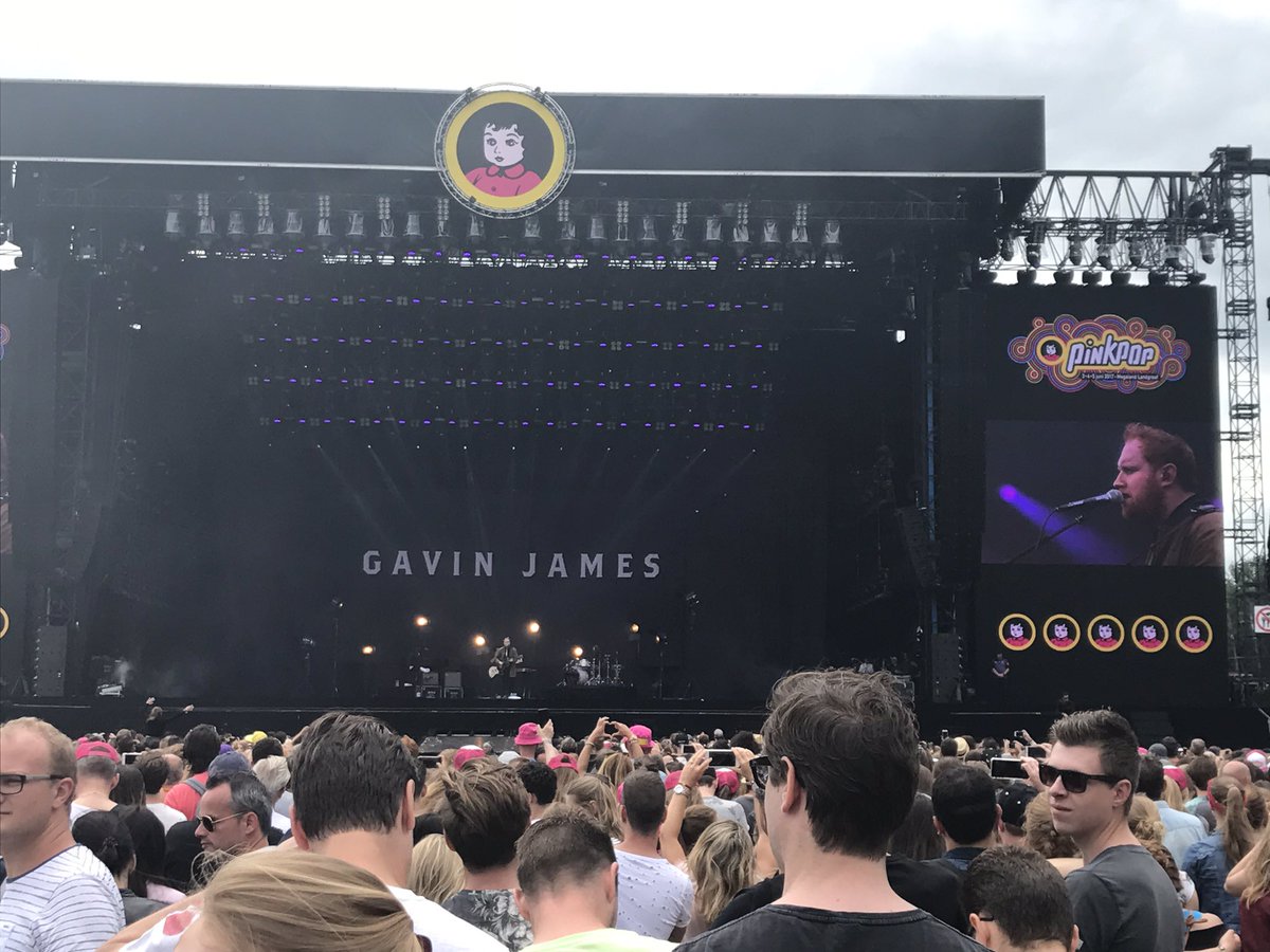 LizenkaPeters's tweet photo. @gavinjames That smile on your face when we all sat down and jumped up for you @pinkpopfest!  #great #nopictureofthatparticularmoment https://t.co/4zYXaKLiSz