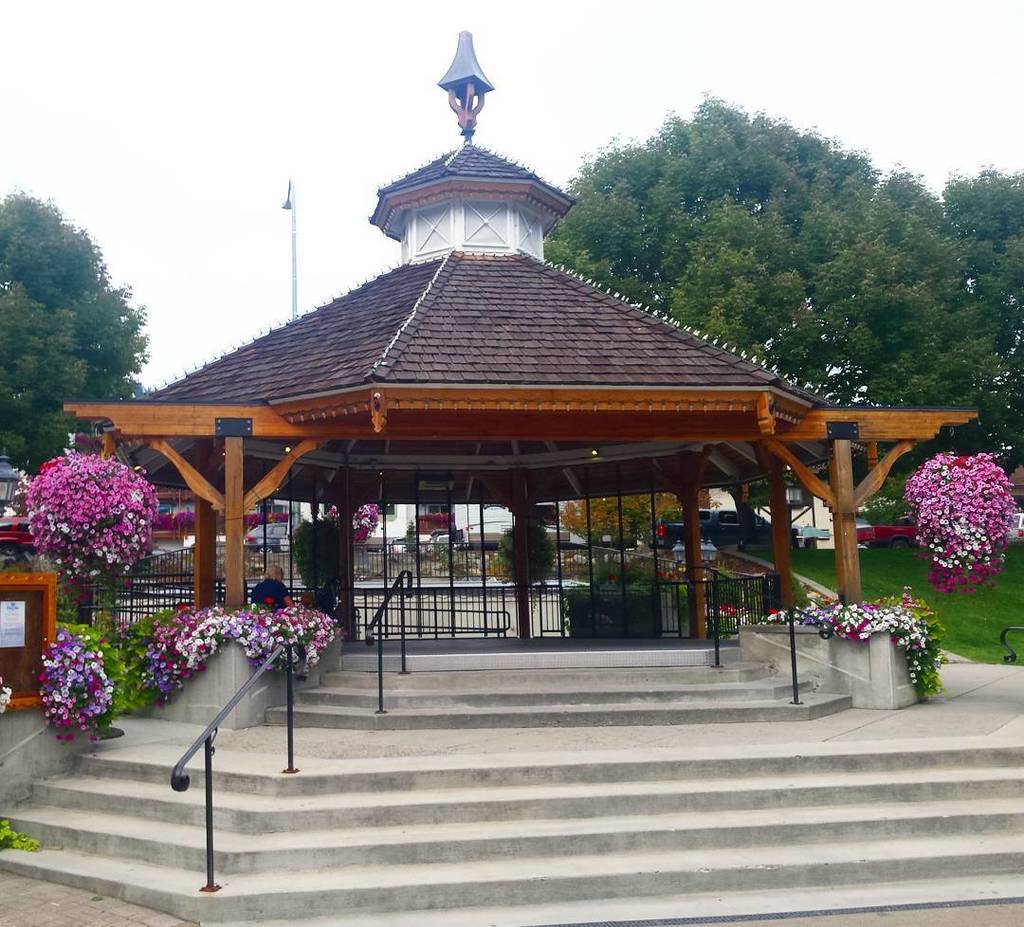 TheCascadeLoop's tweet photo. The #Leavenworth town #gazebo! Such a #fun stop on #TheCascadeLoop! #WenatcheeValley #BavarianVillage https://t.co/2I7Be3L5R4 https://t.co/Y9ezkODuOz