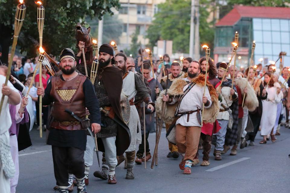 PositiveNewsRomania on Twitter: "This weekend in Buzau- gladiator fights,  Roman and Dacian tribes meet at Buzau Fest #Romania #festivals  https://t.co/4Xvj6L3Iqc" / Twitter