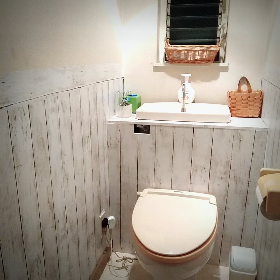 Tweet トイレのタンクを隠すだけでめっちゃオシャレに大変身 タンクレスdiy がすごい Naver まとめ