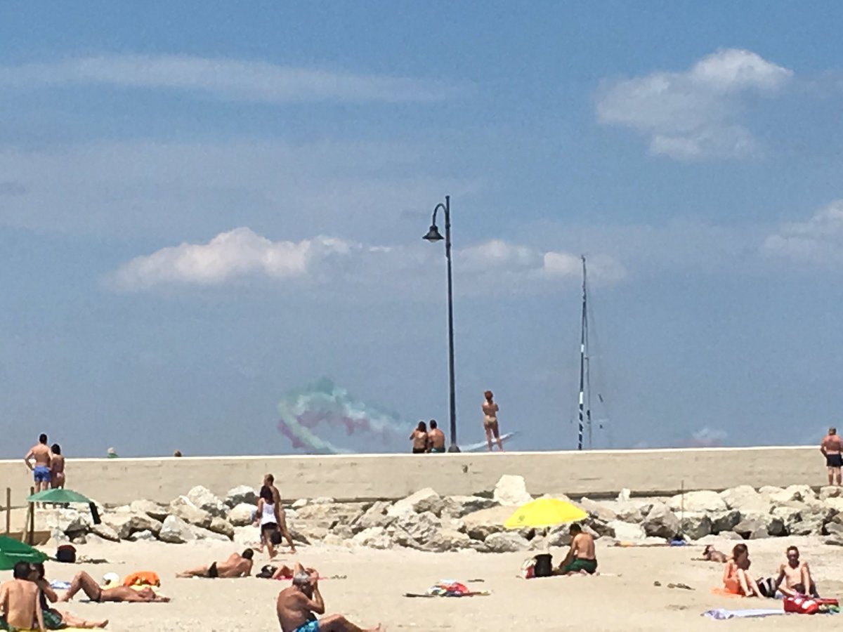 G1useppe's tweet photo. Ci sono volute le @FrecceTricolori a farmi abbandonare la tesi e andare finalmente in spiaggia...uno spettacolo🇮🇹😍 @IUS_VE #IusvePanicoTesi https://t.co/Fan1QF10Ar