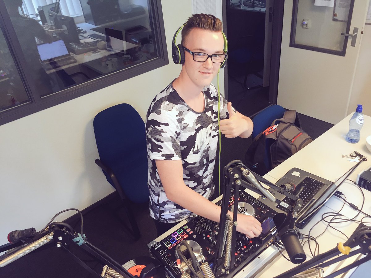 Live in de studio <a href="/roparadio/">RopaRadio</a> DJ Outstanding voor een lekker setje!