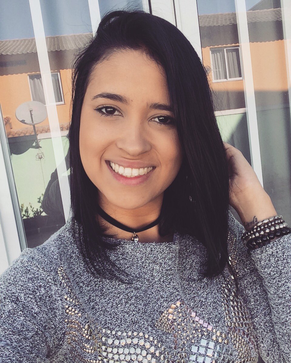 amandaaferrez's tweet photo. Carinha de sono?! SIIIIM. Mas vamos curtir o Domingo ❄️ #petrópolis #comamor #comamigas https://t.co/Cxkqnw7XZG