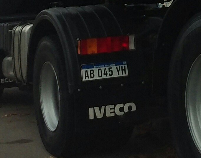 DuboisOmar's tweet photo. @CazaInfractorOk este camion siempre estaciona sobre la vereda en la parada del bondi en av.henry ford.. https://t.co/4zkBzMGCHU