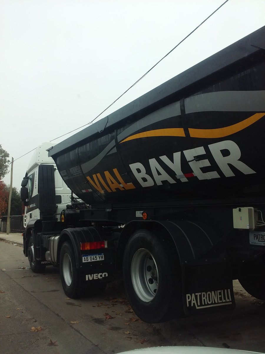 DuboisOmar's tweet photo. @CazaInfractorOk este camion siempre estaciona sobre la vereda en la parada del bondi en av.henry ford.. https://t.co/4zkBzMGCHU