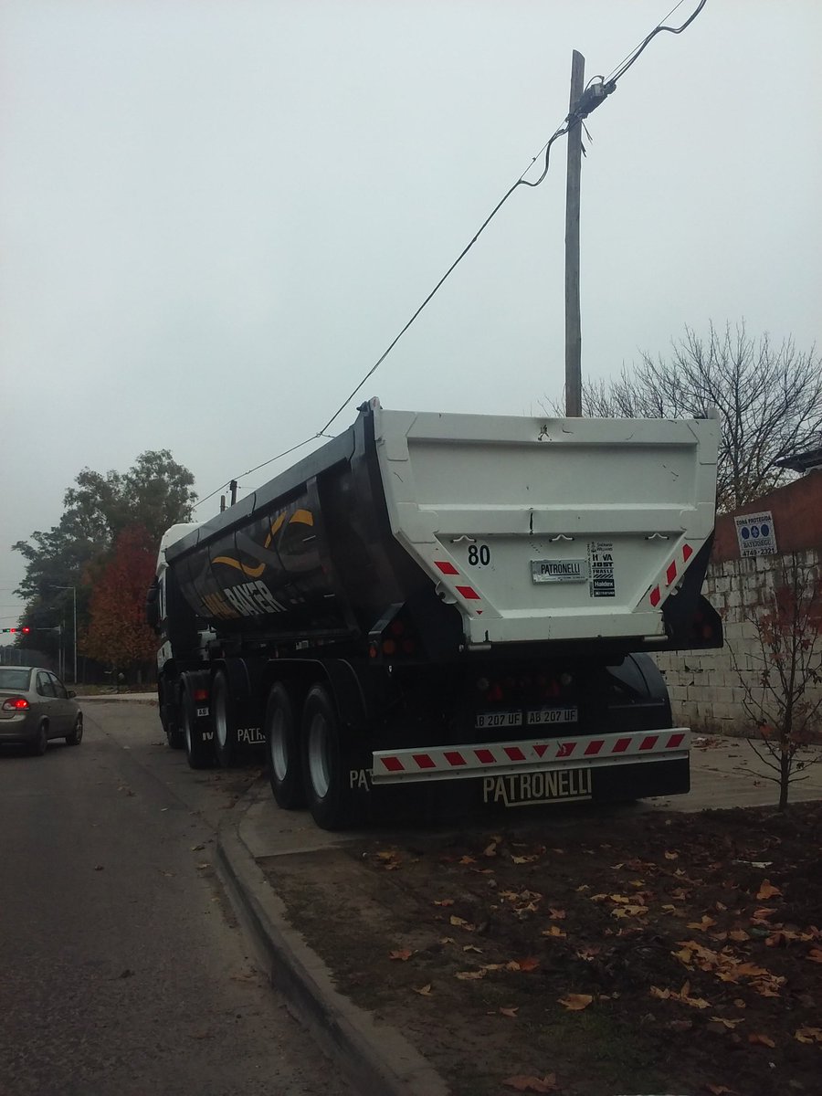 DuboisOmar's tweet photo. @CazaInfractorOk este camion siempre estaciona sobre la vereda en la parada del bondi en av.henry ford.. https://t.co/4zkBzMGCHU