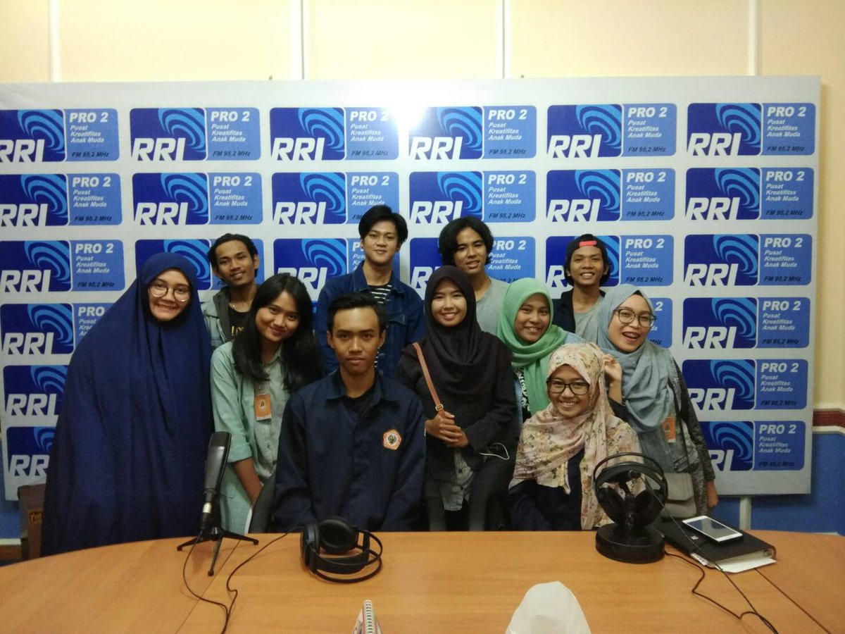 suarakampus_'s tweet photo. Seru bgt ya dialog kita sabtu kemarin bersama Hima PPKN FKIP UNLAM. Jgn bosan buat dengerin trs #Pro2Kampus 95,2 fm @RRI ya sahabat kreatif https://t.co/Ie5vNMkAWs
