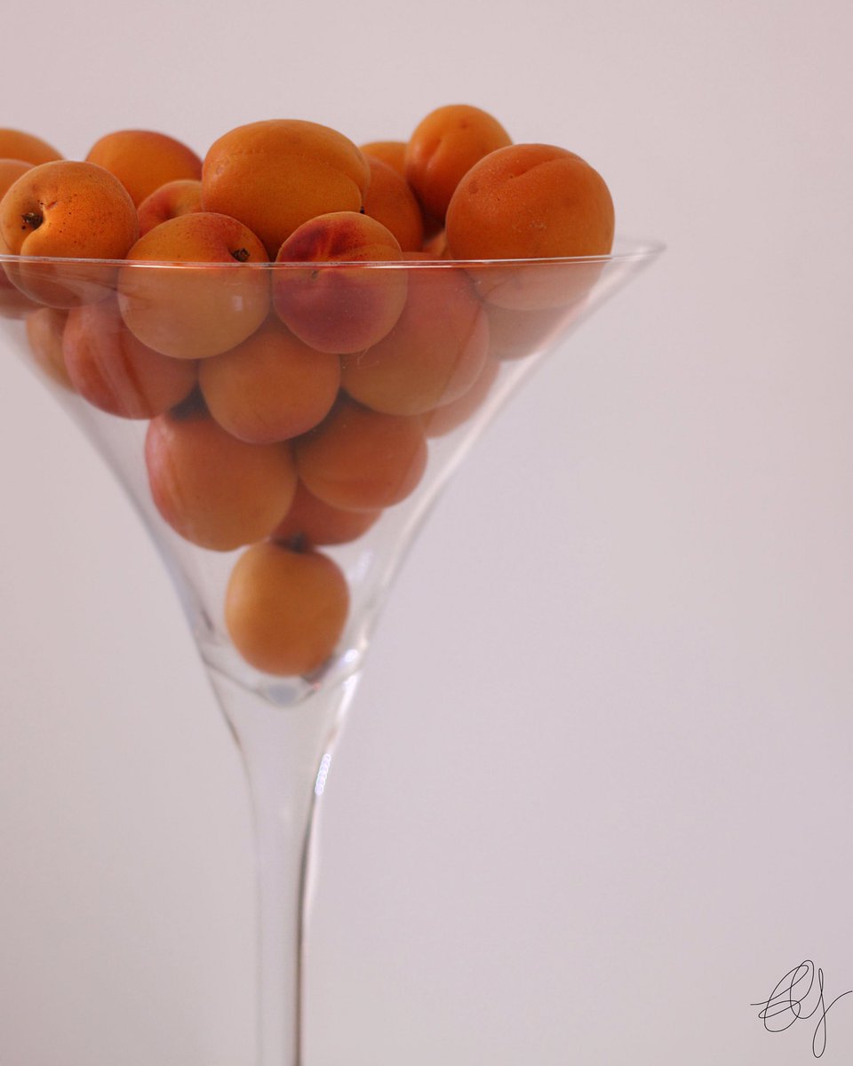 shape_food's tweet photo. Questa stagione ci offre una vastità di #frutta che amo. Direttamente dalla mia amata #Puglia 
#albicocche #bio https://t.co/hqiVDVS5He