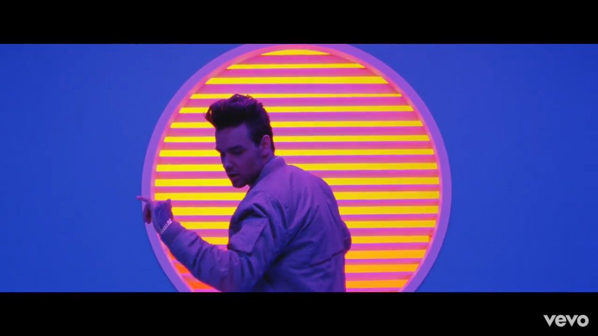 _ondirection's tweet photo. omg..how mant times will you change your clothes Liam?! @LiamPayne I LOVEEEEE THE VIDEO. YASSS https://t.co/IbCKUzZmaV