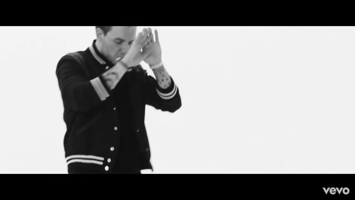 _ondirection's tweet photo. omg..how mant times will you change your clothes Liam?! @LiamPayne I LOVEEEEE THE VIDEO. YASSS https://t.co/IbCKUzZmaV