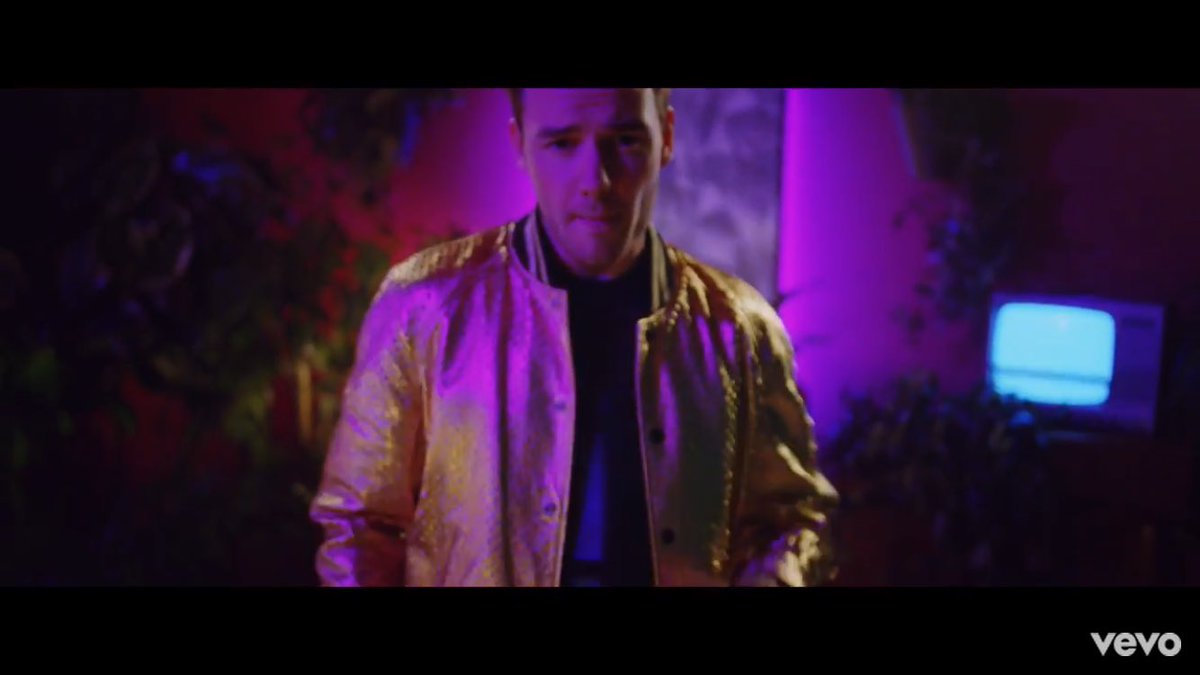 _ondirection's tweet photo. omg..how mant times will you change your clothes Liam?! @LiamPayne I LOVEEEEE THE VIDEO. YASSS https://t.co/IbCKUzZmaV