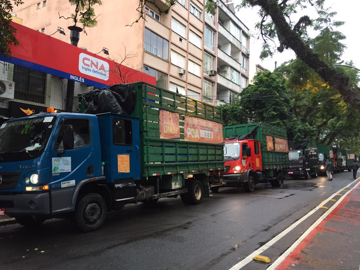 cootravipa's tweet photo. Hoje estamos participando da Campanha do Agasalho da Comunidade Judaica em 11 bairros de POA. São 7 caminhões e 7 cooperados motoristas. https://t.co/lEASOwptHW