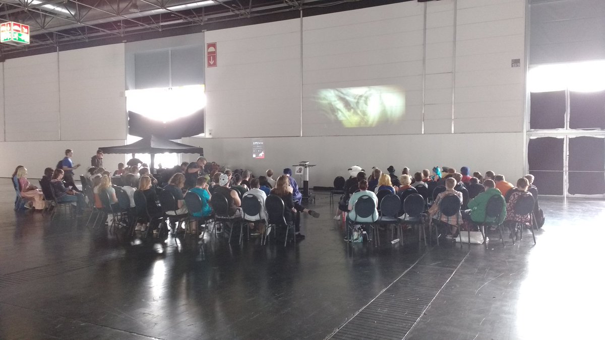 AMV_area's tweet photo. Volles Haus bei der #amvarea in Halle 13! Schaut doch mal vorbei! :D #Dokomi2017 #Dokomi https://t.co/YXDAI5Paj0