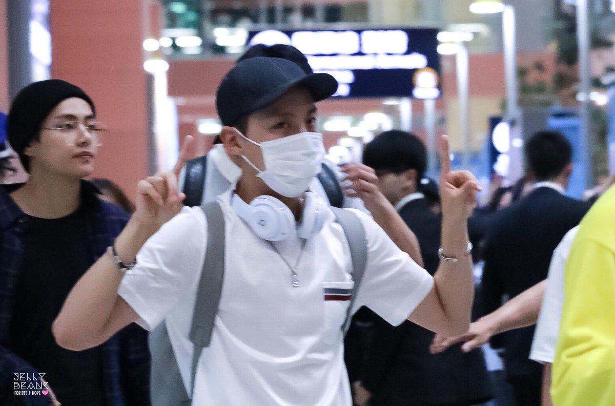 BTS_shin's tweet photo. 170529 https://t.co/SnbmFDWSed #Jellybeans_HJ KIX입국🛬
#JHOPE #방탄소년단 #제이홉
#호비 #정호석 💚 
#Dont_Edit… https://t.co/nG9f0Q9nbN
