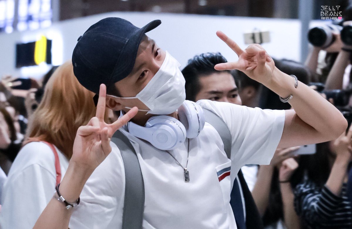 BTS_shin's tweet photo. 170529 https://t.co/SnbmFDWSed #Jellybeans_HJ KIX입국🛬
#JHOPE #방탄소년단 #제이홉
#호비 #정호석 💚 
#Dont_Edit… https://t.co/nG9f0Q9nbN