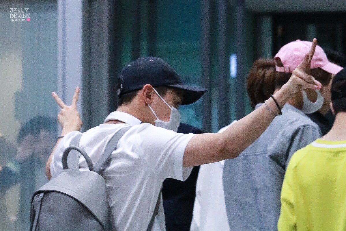 BTS_shin's tweet photo. 170529 https://t.co/SnbmFDWSed #Jellybeans_HJ KIX입국🛬
#JHOPE #방탄소년단 #제이홉
#호비 #정호석 💚 
#Dont_Edit… https://t.co/nG9f0Q9nbN