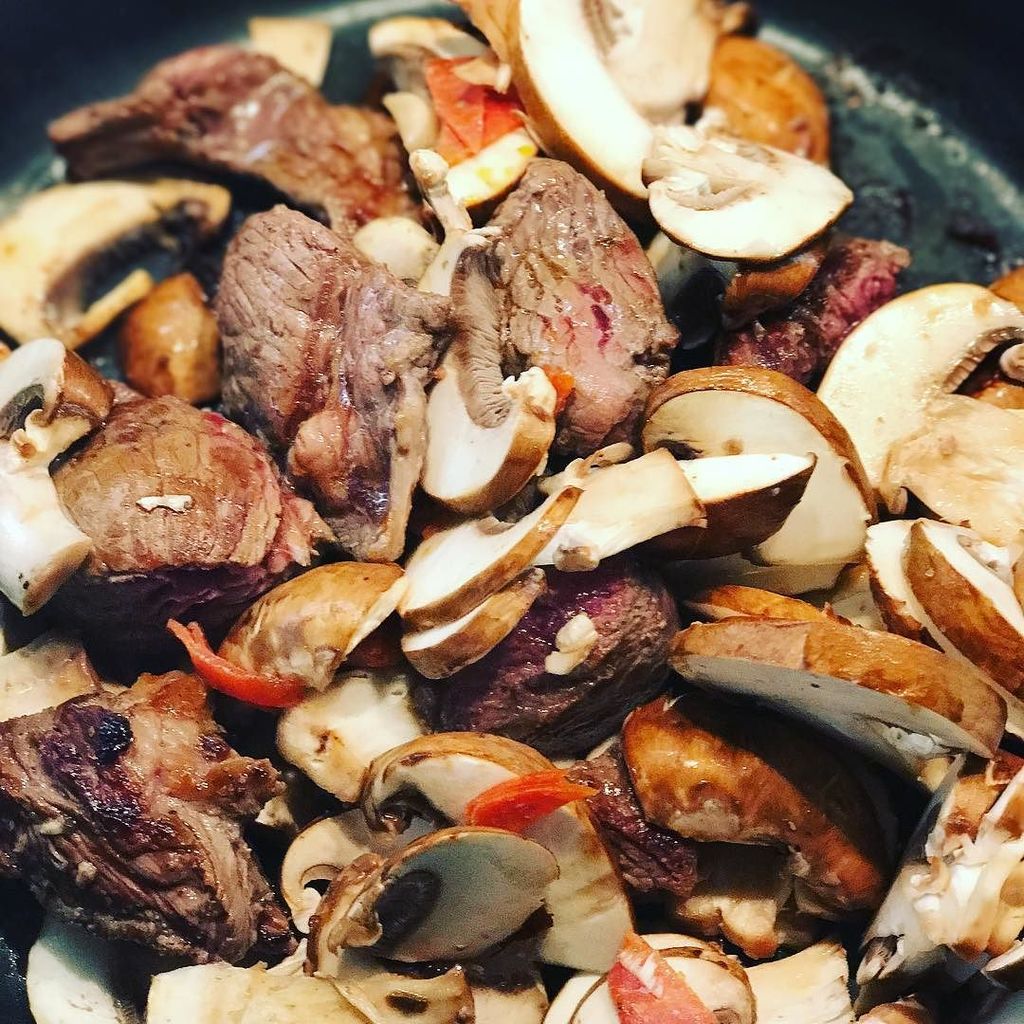mysweataddict's tweet photo. Steak and mushrooms 🍄 with two slices diced #pepperoni for flavour sizzling away #mealprep 
#organic #fresh #fatlo… https://t.co/ACOfgpNstW https://t.co/ZgUFSX1RUh
