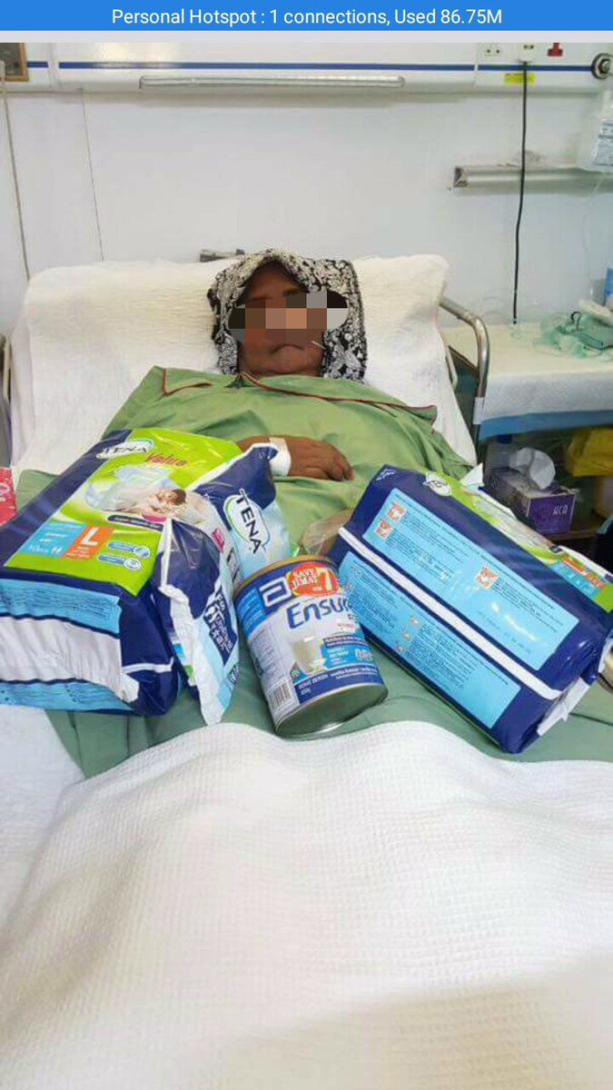 QusyairiH's tweet photo. Saya faham, sebagai ahli politik kita nak tunjuk kita tolong, tapi tak perlu kot nak menyusun lampin dengan susu atas pesakit tu https://t.co/Rz9oxWuLFm