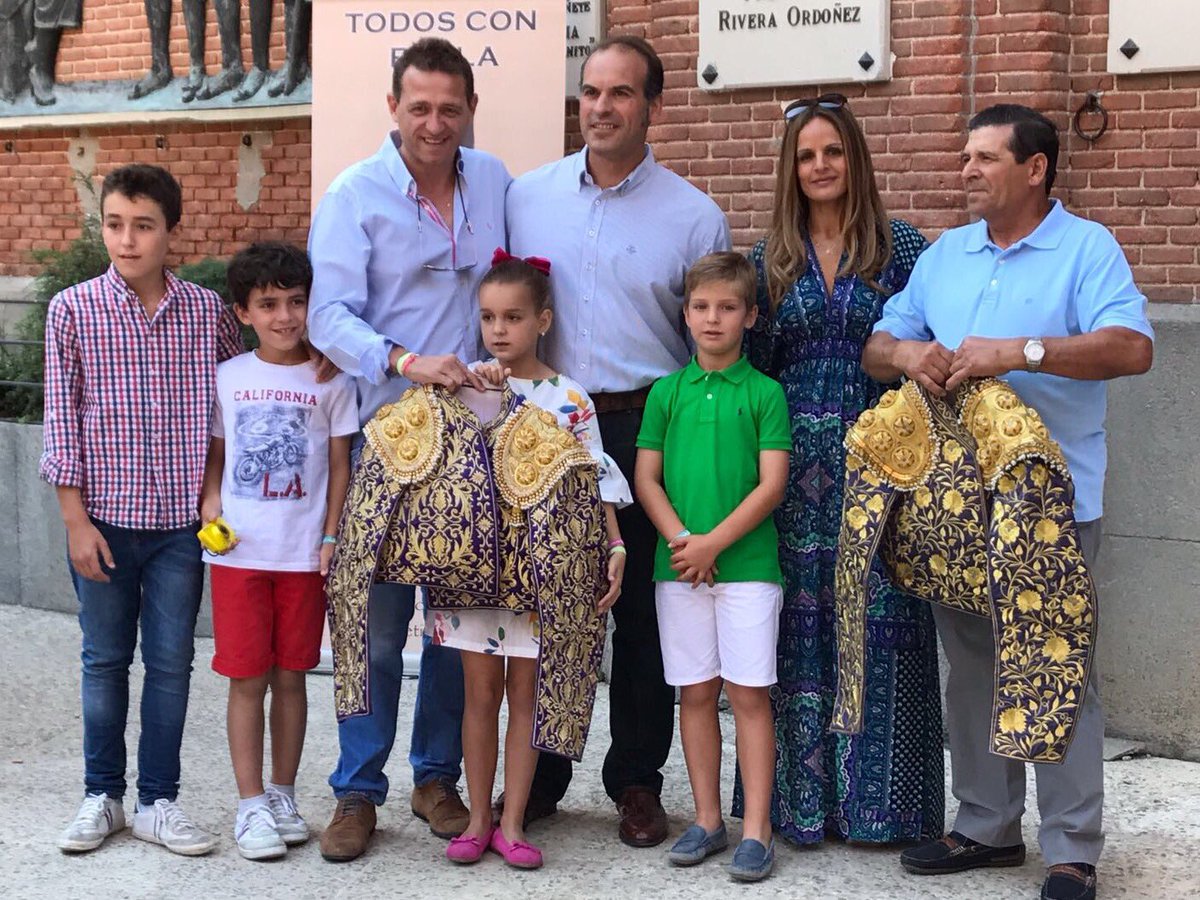 ENTREGA DE CHAQUETILLAS
Esta mañana, @PedroIturralde y #TodosConPaola con los ganadores del sorteo en <a href="/LasVentas/">Plaza de Las Ventas</a>
Gracias por tanto ❤️💞