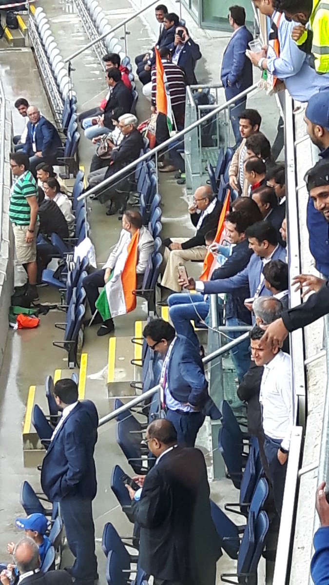 BCAMCQs's tweet photo. -
And Sachin Tendulkar enjoyed that dropped catch by Hasan Ali #INDvPAK #CT17 https://t.co/KOvfDiY8t7
