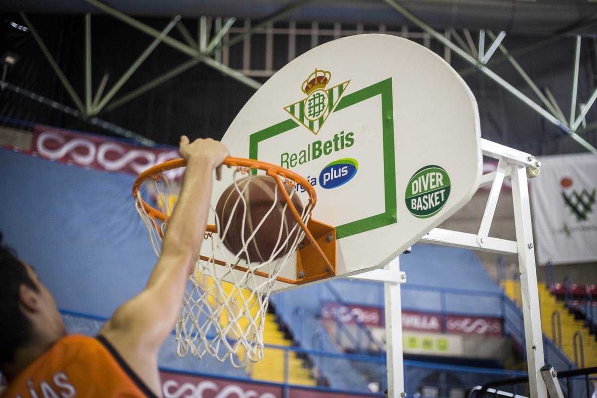 BaloncestoSev's tweet photo. 📸 No te pierdas las mejores imágenes de la jornada de clausura de la Liga Escuelas del #BetisBaloncesto que se celebró ayer en San Pablo 🏀😊 https://t.co/xQ100X3wzf