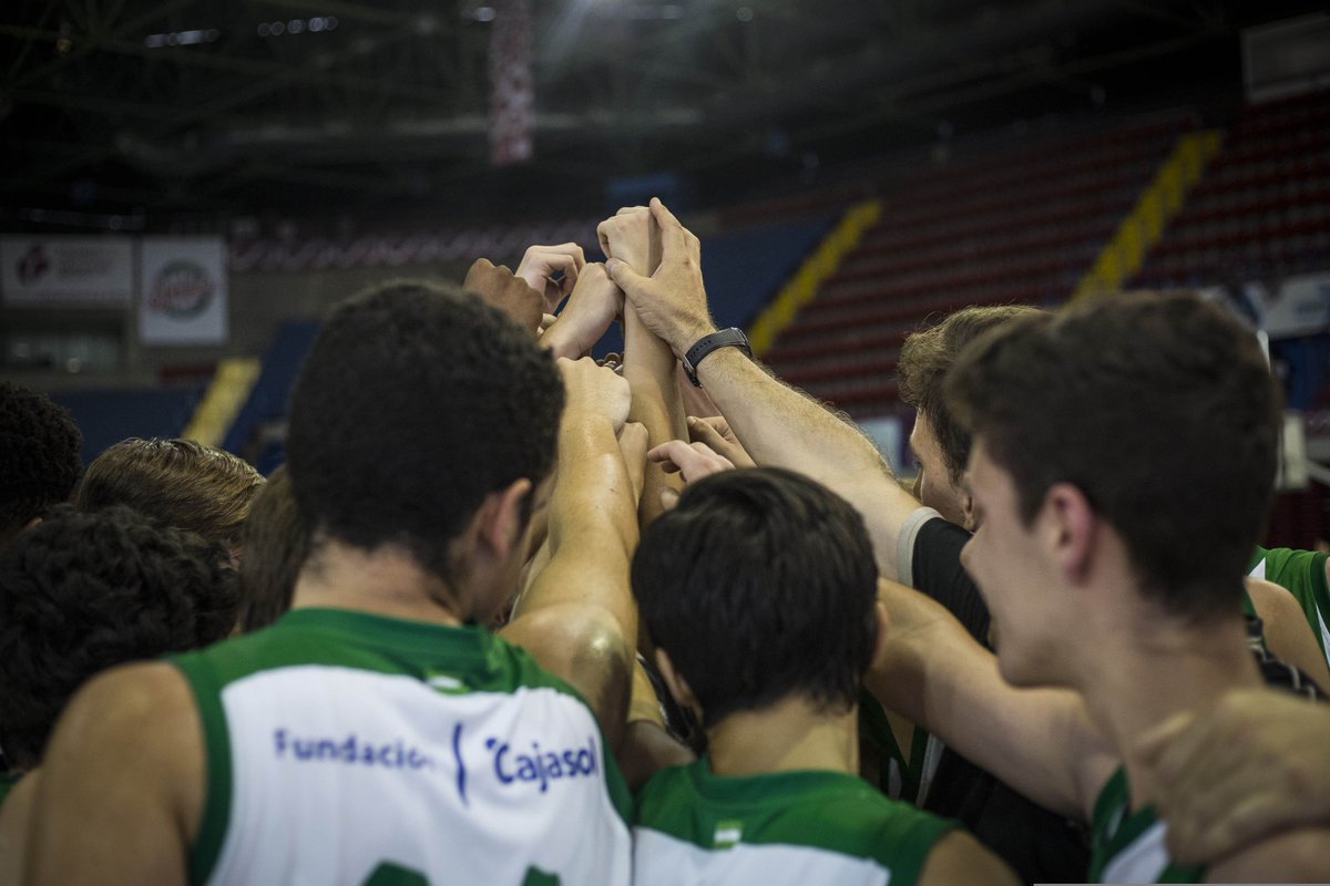 BaloncestoSev's tweet photo. 📸 No te pierdas las mejores imágenes de la jornada de clausura de la Liga Escuelas del #BetisBaloncesto que se celebró ayer en San Pablo 🏀😊 https://t.co/xQ100X3wzf
