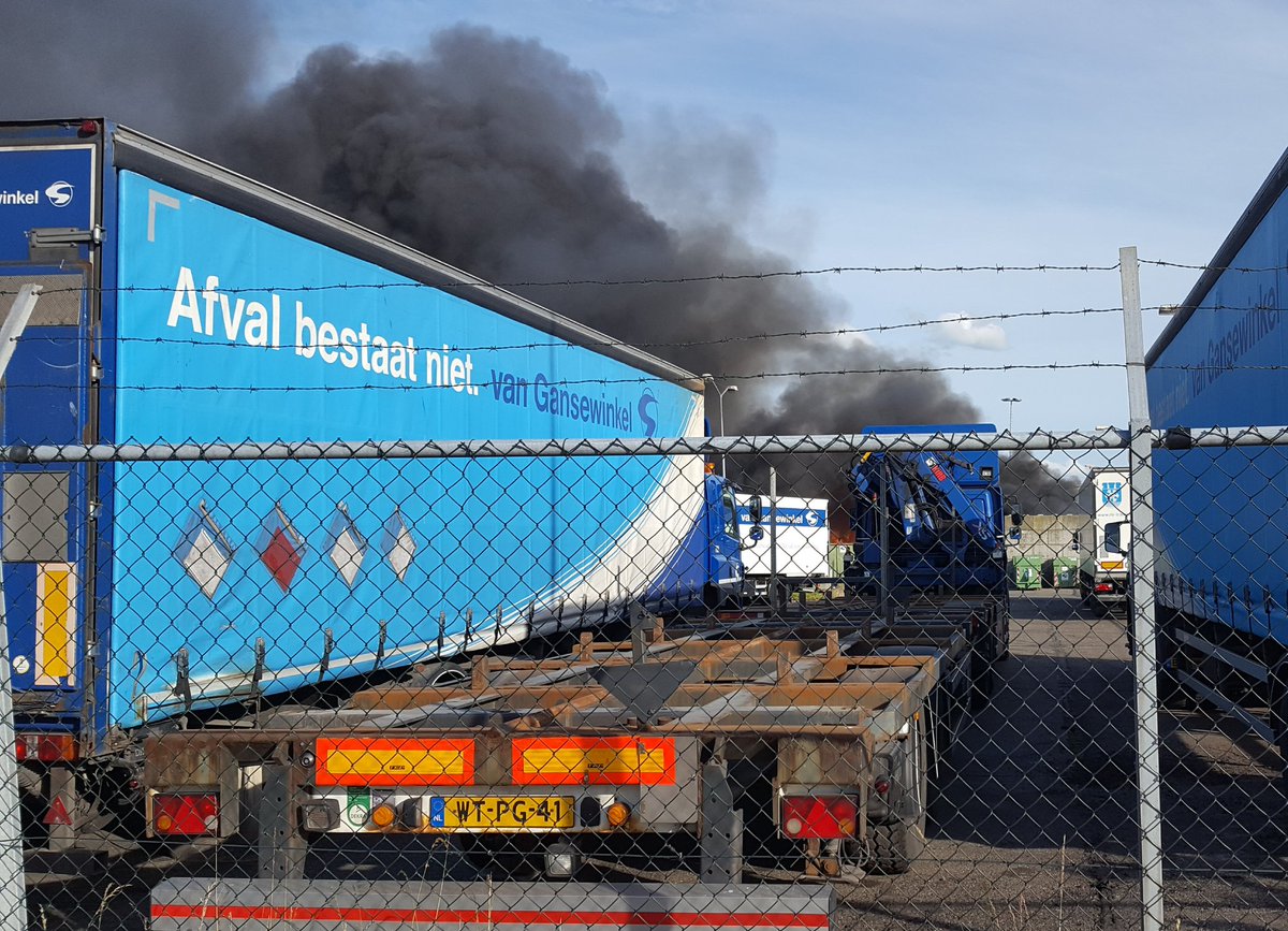 jonneef's tweet image. Afval bestaat niet...als je het in rook op laat gaan niet, nee. Jammer dat #van Gansewinkel langs de enige toegangsweg naar #Heijplaat staat