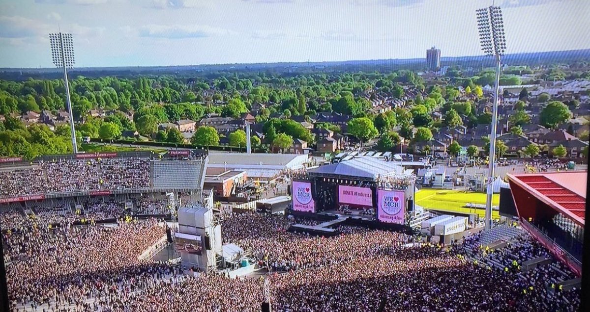 vnthonio16's tweet photo. #OneLoveManchester 💔🖤✨😭 Hate will not win! @ArianaGrande #OneLoveMachester https://t.co/0UNzY4Bi5f
