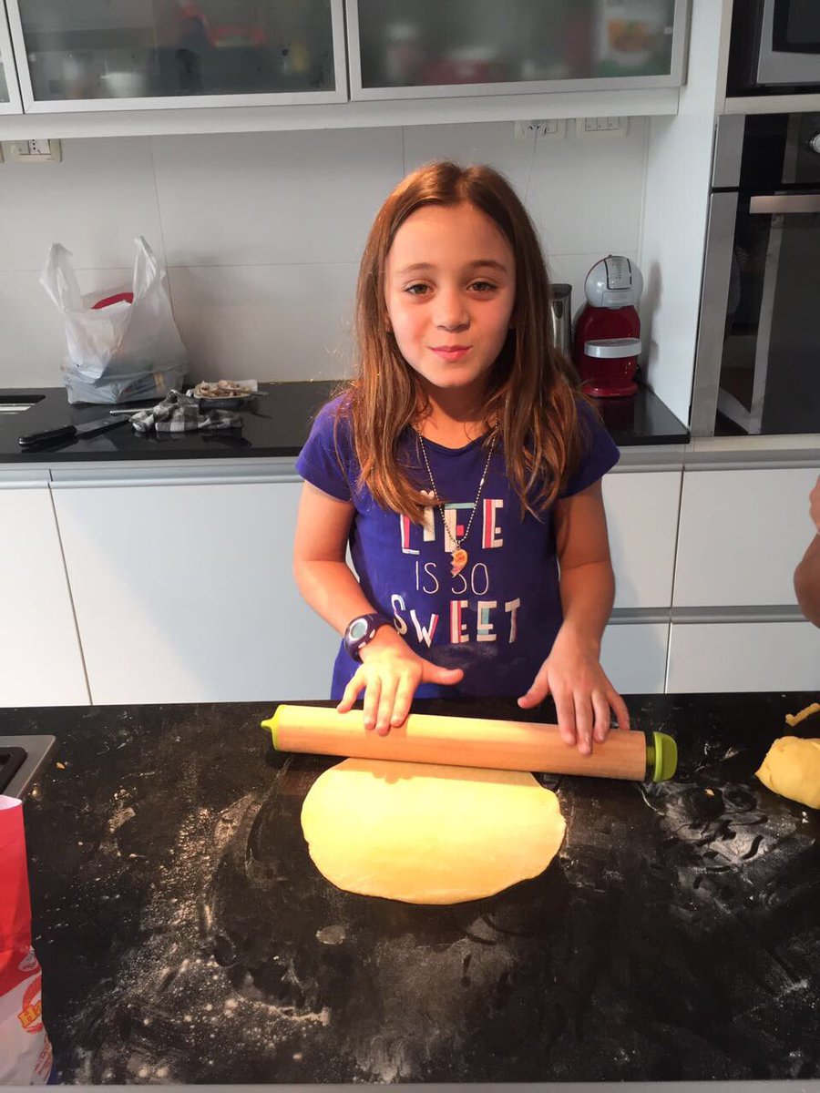 TomasBartesaghi's tweet photo. Enseñando a las peques a hacer pasta casera #love #sundayInFamily  #foodlover  #pastaAtHome https://t.co/grB7rXEAHS