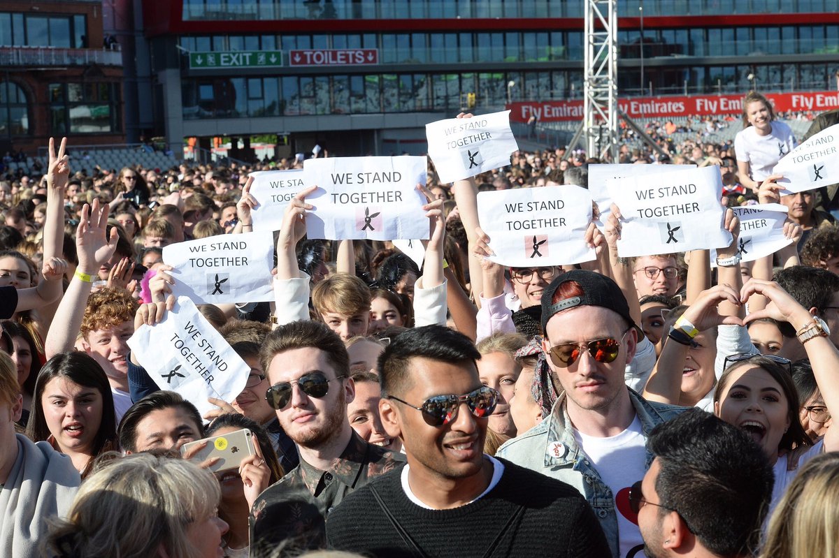 cleytu's tweet photo. "PARA OS NOSSOS ANJOS"
"NÓS ESTAMOS JUNTOS" #OneLoveManchester https://t.co/syaXrm8az1