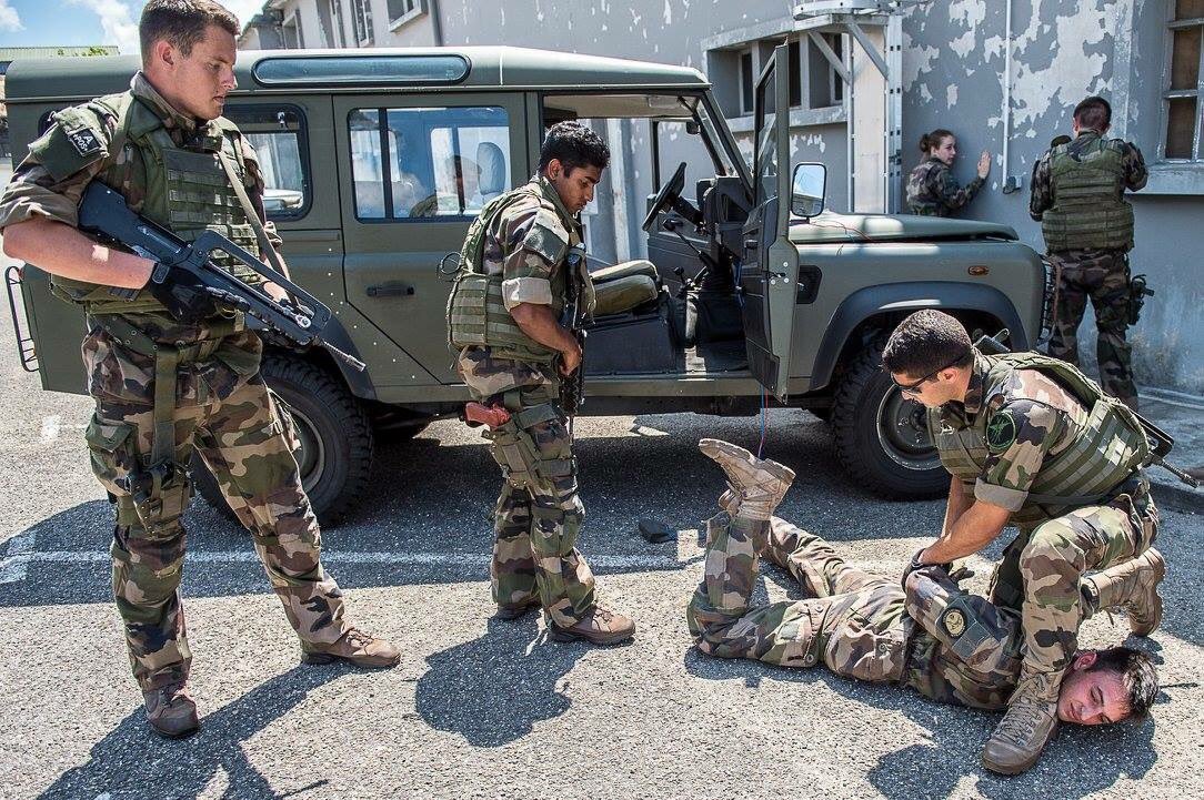 ChrTell's tweet photo. Le #CPA 30 se prépare avant son déploiement au @salondubourget De jeunes réservistes de la BA106 se sont joints à eux.Une 1ère! #ProDefense https://t.co/T3a9HxeJmC
