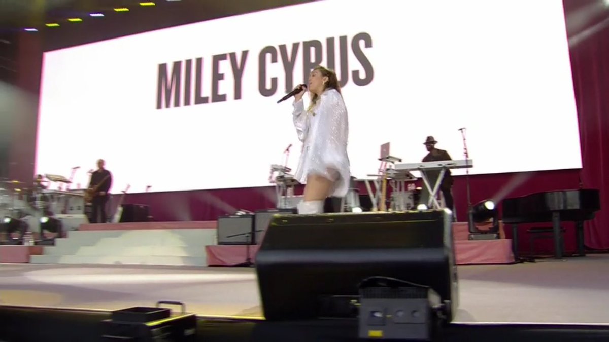 itsmomentts's tweet image. LA DIOSA MILEY DE VUELTA #OneLoveManchester