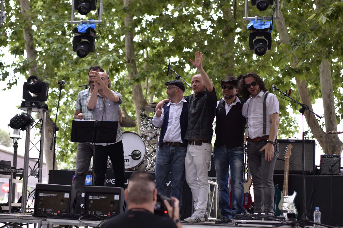 TheIluminados's tweet photo. #AlcalaSuena Buenísimo fin de semana en Alcalá. The Iluminados en el escenario @GrupoLaCover en la Plaza de Palacio. Todo un placer. https://t.co/deBaY3nxQX