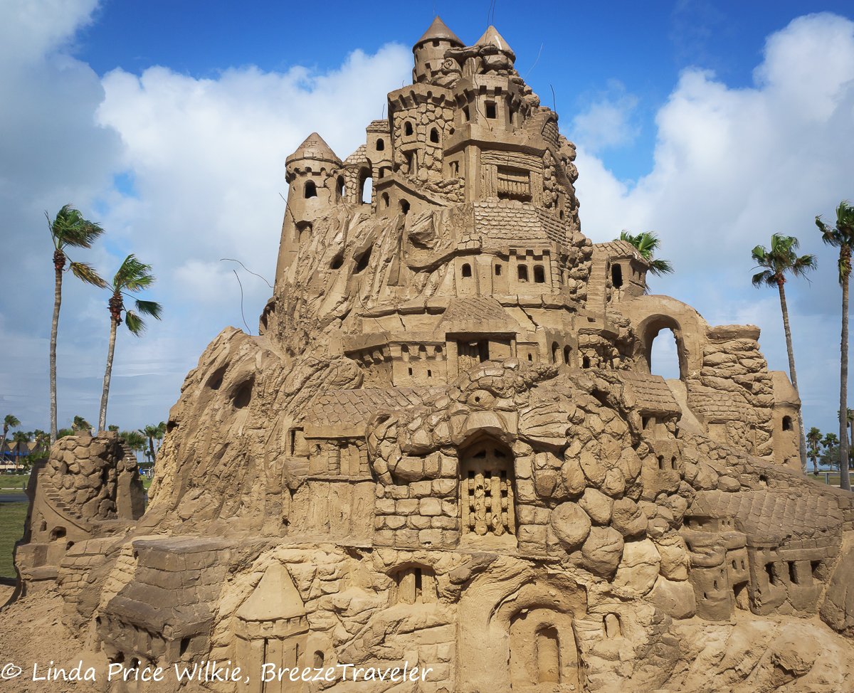 BreezeTraveler1's tweet photo. #LargestOutdoorSandcastle in the #USA, at #SouthPadreIsland, #Texas, the #SandCastleCapitaloftheWorld by artist #AndyHancock. #MySPI https://t.co/vx1JmrRPeq