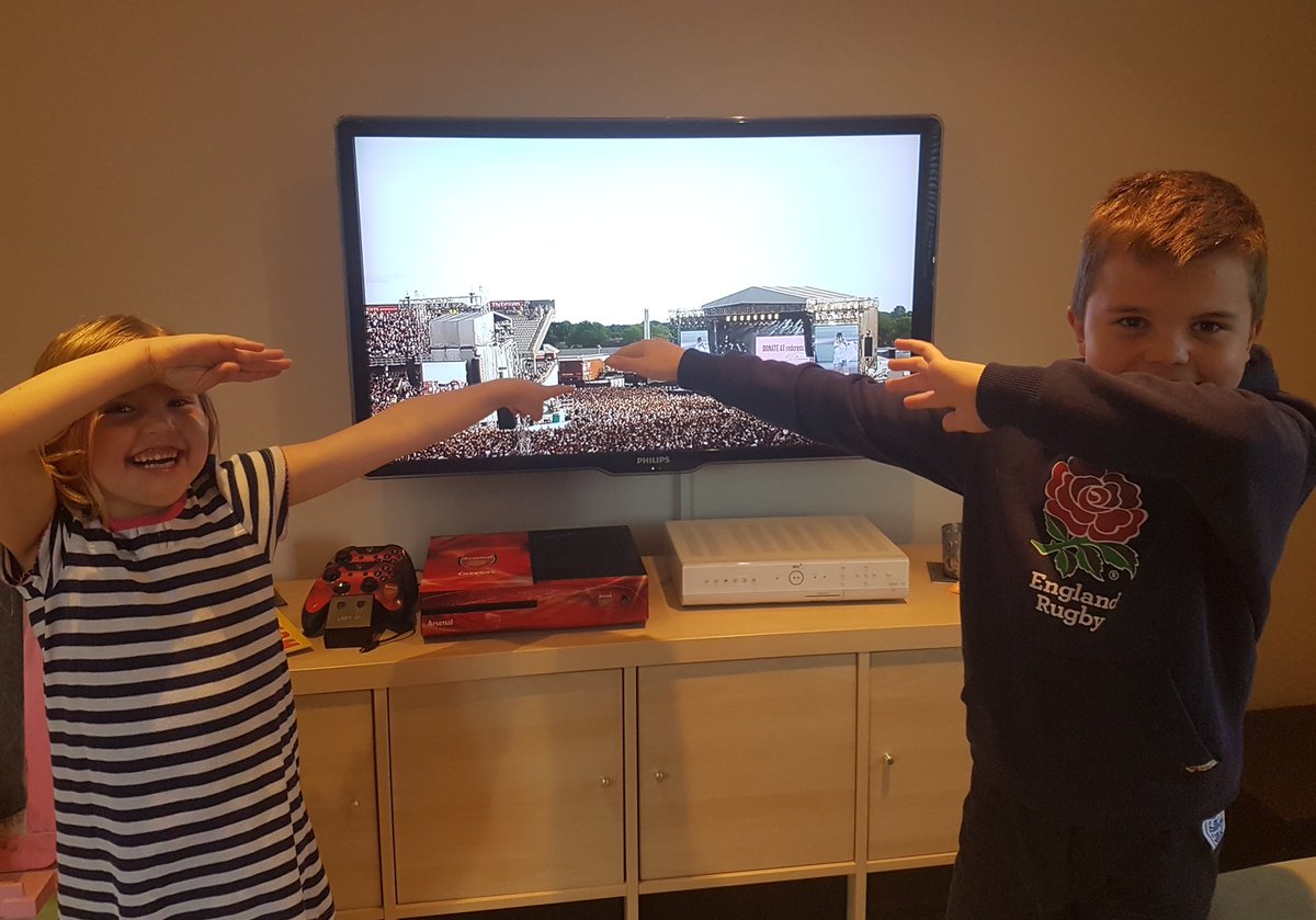 amynoone's tweet photo. dabbing in support of Manchester from the south. @Message_Evie @eviemills11  @karenmills75 #OneLoveManchester https://t.co/JVJfqf41wB