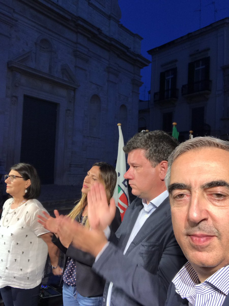 gasparripdl's tweet photo. Ora in n piazza a #Bitonto @DamascelliD @elvirasavino @SSilvestris @forza_italia https://t.co/6CSf2kHPdh
