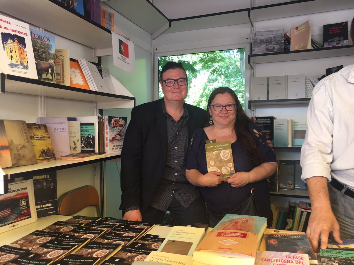 LOCURADELIBROS's tweet photo. Con @AmadeusRaven en #FLM2017 firmando ejemplares de #MARDELATRANQUILIDAD #LaTorreLiteraria #Poesia #Sentimientos #LeePoesia #RegalaPoesia❤️ https://t.co/YdmdBTzNPJ