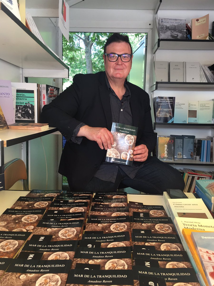 LOCURADELIBROS's tweet photo. Con @AmadeusRaven en #FLM2017 firmando ejemplares de #MARDELATRANQUILIDAD #LaTorreLiteraria #Poesia #Sentimientos #LeePoesia #RegalaPoesia❤️ https://t.co/YdmdBTzNPJ