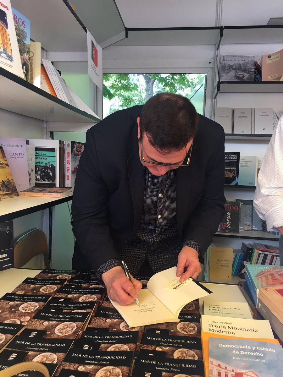 LOCURADELIBROS's tweet photo. Con @AmadeusRaven en #FLM2017 firmando ejemplares de #MARDELATRANQUILIDAD #LaTorreLiteraria #Poesia #Sentimientos #LeePoesia #RegalaPoesia❤️ https://t.co/YdmdBTzNPJ