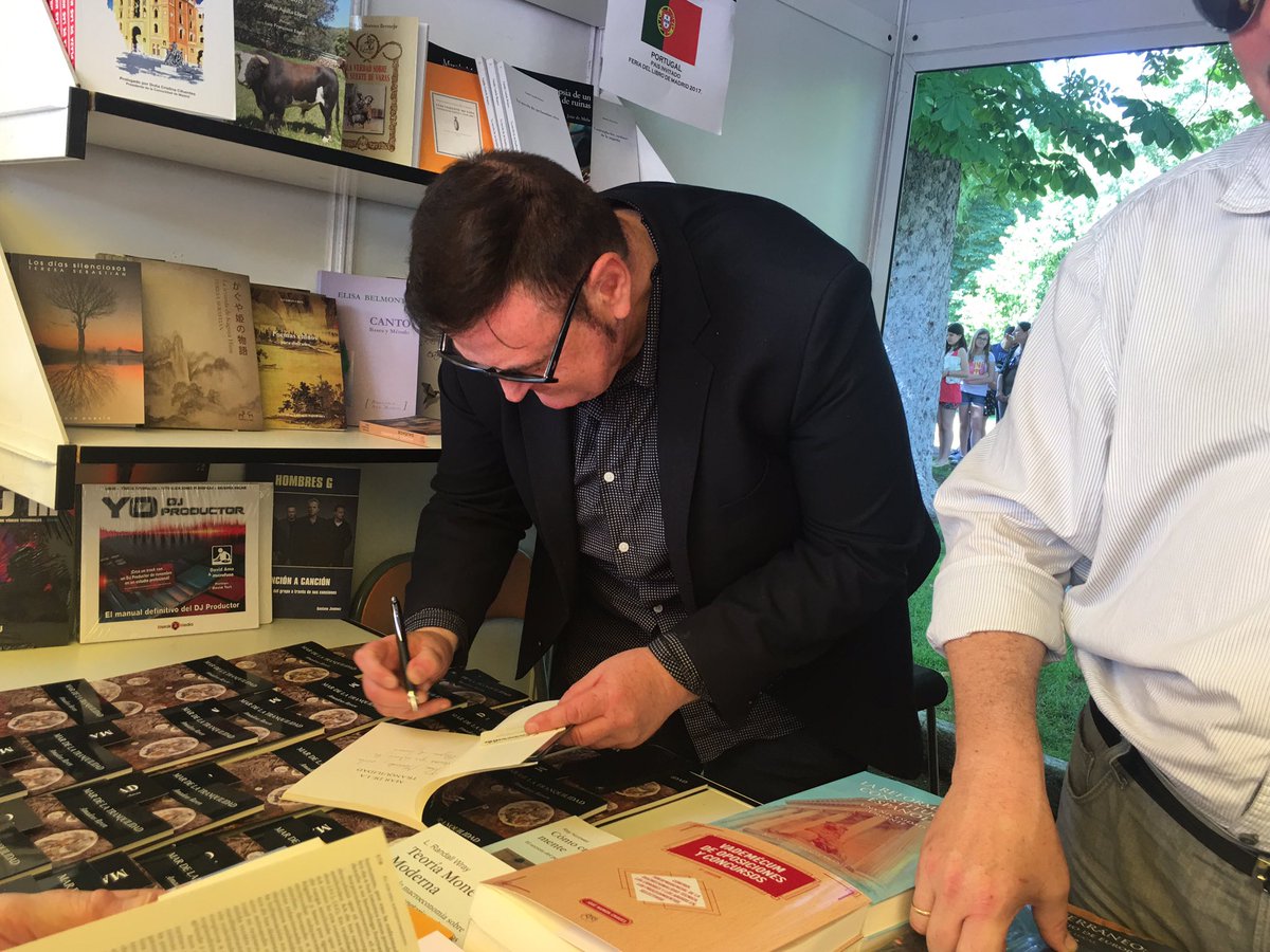 LOCURADELIBROS's tweet photo. Con @AmadeusRaven en #FLM2017 firmando ejemplares de #MARDELATRANQUILIDAD #LaTorreLiteraria #Poesia #Sentimientos #LeePoesia #RegalaPoesia❤️ https://t.co/YdmdBTzNPJ