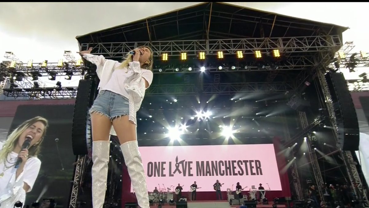 criticalminaj's tweet photo. 22 angels are shining down on Manchester tonight. #OneLoveManchester https://t.co/C27FSszDe2